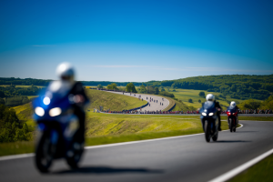 route-sinueuse-paysage-verdoyant-motocyclistes-ciel-bleu