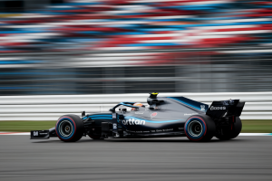 formule-1-profil-circuit-flou-vitesse