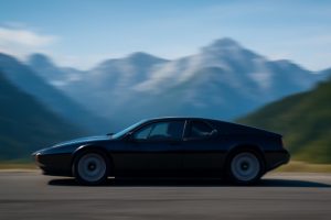 bmw-m1-route-montagne-ciel-bleu