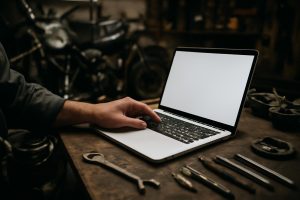 main-ordinateur-portable-garage-pieces-moto