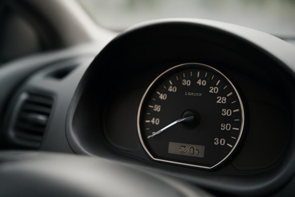 tableau-bord-compteur-vitesse-voiture-moderne