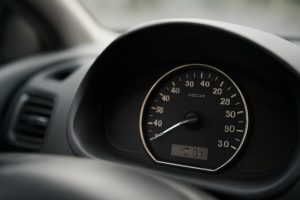tableau-bord-compteur-vitesse-voiture-moderne