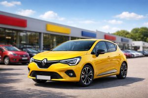 clio-couleur-vive-garage-ciel-bleu