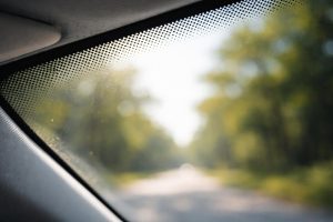 Frit Band : à quoi Servent ces Points Noirs sur le Pare-brise ?